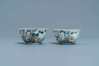 Een paar Chinese famille rose koppen en schotels met landschapsdecor, Yongzheng