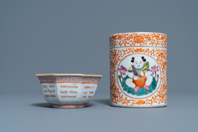Vijf Chinese blauw-witte schotels, een kom en een dekselpot, 18/19e eeuw