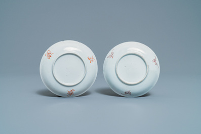 Een paar Chinese famille rose koppen en schotels met landschapsdecor, Yongzheng