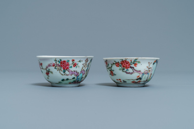 Een paar Chinese famille rose koppen en schotels met landschapsdecor, Yongzheng