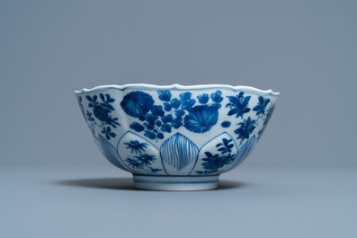 Een Chinese blauw-witte lotusvormige kom met floraal decor, Kangxi merk en periode