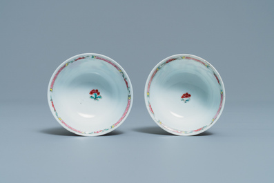 Een paar Chinese famille rose koppen en schotels met landschapsdecor, Yongzheng