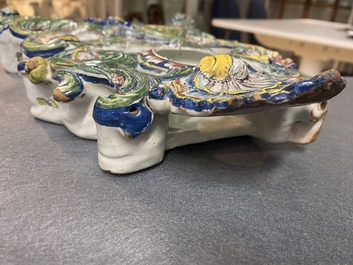 Un exceptionnel porte-montre en fa&iuml;ence polychrome de Delft, dat&eacute; 1772