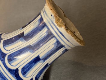 Een blauw-witte Antwerpse majolica 'a foglie' apothekersfles, 2e helft 16e eeuw