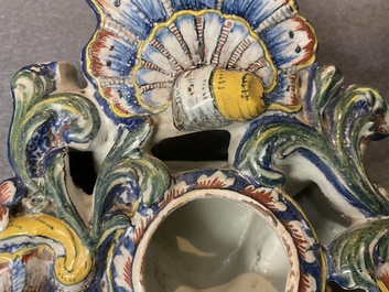Un exceptionnel porte-montre en fa&iuml;ence polychrome de Delft, dat&eacute; 1772