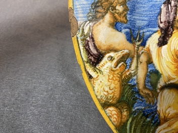 Een mythologische schotel in Italiaanse majolica met 'Latona en de kikkers', Urbino, 16e eeuw