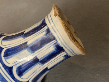 Een blauw-witte Antwerpse majolica 'a foglie' apothekersfles, 2e helft 16e eeuw