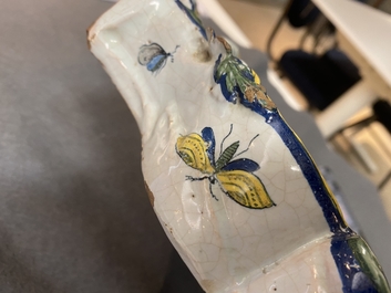 Un exceptionnel porte-montre en fa&iuml;ence polychrome de Delft, dat&eacute; 1772