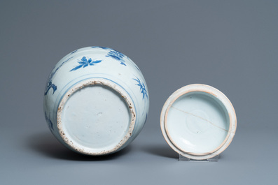 Een Chinese blauw-witte dekselvaas met floraal decor, Transitie periode
