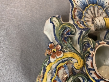 Un exceptionnel porte-montre en fa&iuml;ence polychrome de Delft, dat&eacute; 1772