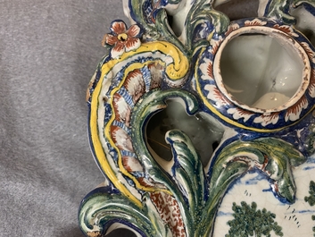 Un exceptionnel porte-montre en fa&iuml;ence polychrome de Delft, dat&eacute; 1772