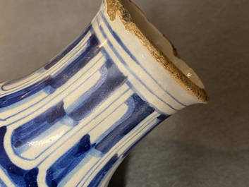Een blauw-witte Antwerpse majolica 'a foglie' apothekersfles, 2e helft 16e eeuw