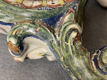 Un exceptionnel porte-montre en fa&iuml;ence polychrome de Delft, dat&eacute; 1772