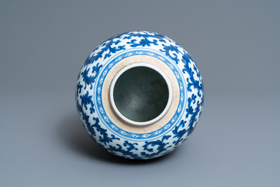 Een Chinese blauw-witte pot met floraal decor, Kangxi