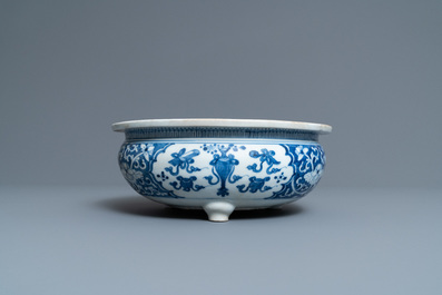 Un br&ucirc;le-parfum tripod en porcelaine de Chine en bleu et blanc, Kangxi