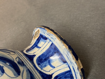 Een blauw-witte Antwerpse majolica 'a foglie' apothekersfles, 2e helft 16e eeuw