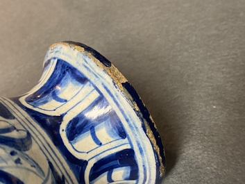 Een blauw-witte Antwerpse majolica 'a foglie' apothekersfles, 2e helft 16e eeuw