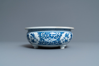 Un br&ucirc;le-parfum tripod en porcelaine de Chine en bleu et blanc, Kangxi