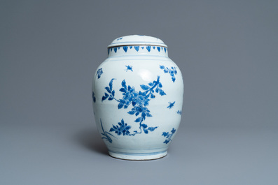 Een Chinese blauw-witte dekselvaas met floraal decor, Transitie periode