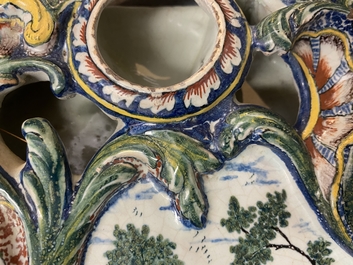 Un exceptionnel porte-montre en fa&iuml;ence polychrome de Delft, dat&eacute; 1772