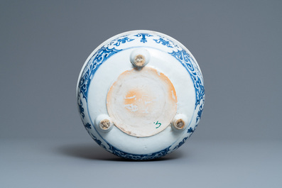 Un br&ucirc;le-parfum tripod en porcelaine de Chine en bleu et blanc, Kangxi
