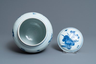 Een Chinese blauw-witte dekselvaas met floraal decor, Transitie periode