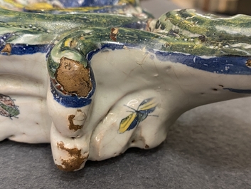 Un exceptionnel porte-montre en fa&iuml;ence polychrome de Delft, dat&eacute; 1772