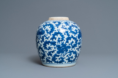 Een Chinese blauw-witte pot met floraal decor, Kangxi