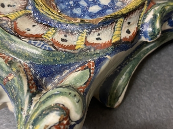 Un exceptionnel porte-montre en fa&iuml;ence polychrome de Delft, dat&eacute; 1772