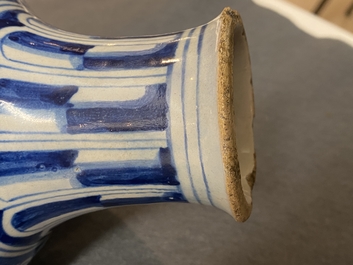 Een blauw-witte Antwerpse majolica 'a foglie' apothekersfles, 2e helft 16e eeuw