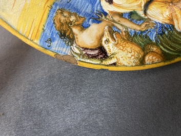 Een mythologische schotel in Italiaanse majolica met 'Latona en de kikkers', Urbino, 16e eeuw