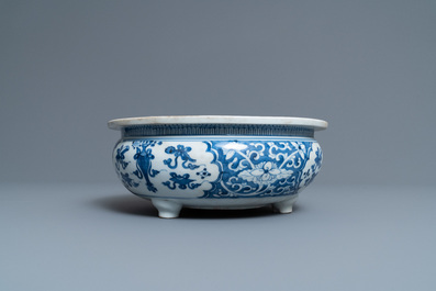 Un br&ucirc;le-parfum tripod en porcelaine de Chine en bleu et blanc, Kangxi