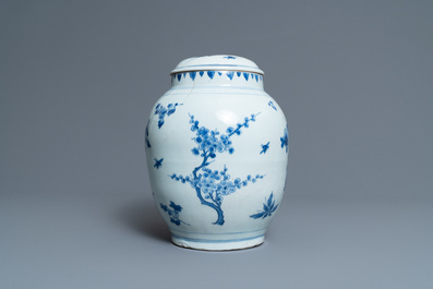 Een Chinese blauw-witte dekselvaas met floraal decor, Transitie periode
