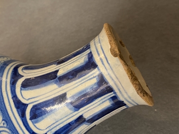 Een blauw-witte Antwerpse majolica 'a foglie' apothekersfles, 2e helft 16e eeuw