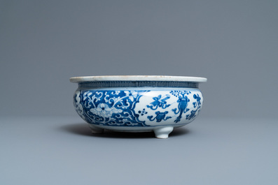 Un br&ucirc;le-parfum tripod en porcelaine de Chine en bleu et blanc, Kangxi