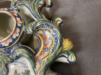 Un exceptionnel porte-montre en fa&iuml;ence polychrome de Delft, dat&eacute; 1772
