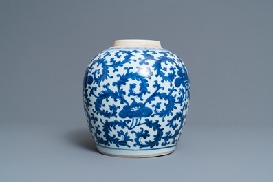 Een Chinese blauw-witte pot met floraal decor, Kangxi