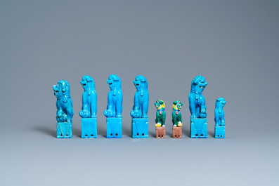 Veertien Chinese monochrome turquoise en famille verte modellen van boeddhistische leeuwen, 19/20e eeuw