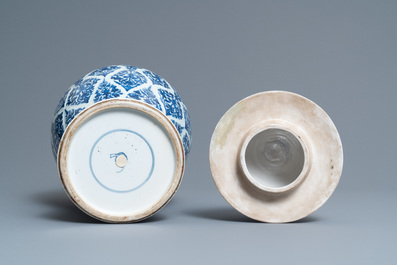 Een Chinese blauw-witte dekselvaas, Kangxi