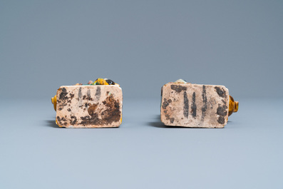Une paire de mod&egrave;les de chiens et une paire de porte-encens en forme de lions bouddhistes en biscuit &eacute;maill&eacute; sancai, Chine, Kangxi