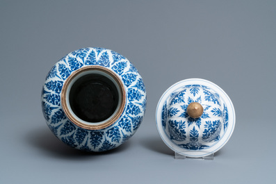 Een Chinese blauw-witte dekselvaas, Kangxi