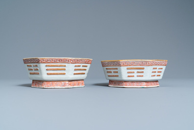 Een paar Chinese octagonale kommen met trigrammen, Tongzhi merk en periode