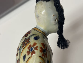 Een polychrome Delftse figuur van een Chinees, ca. 1800