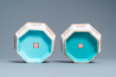 Een paar Chinese octagonale kommen met trigrammen, Tongzhi merk en periode