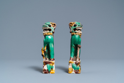 Une paire de mod&egrave;les de chiens et une paire de porte-encens en forme de lions bouddhistes en biscuit &eacute;maill&eacute; sancai, Chine, Kangxi