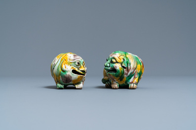 Une paire de mod&egrave;les de chiens et une paire de porte-encens en forme de lions bouddhistes en biscuit &eacute;maill&eacute; sancai, Chine, Kangxi