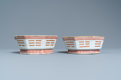 Een paar Chinese octagonale kommen met trigrammen, Tongzhi merk en periode