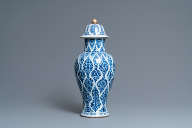 Een Chinese blauw-witte dekselvaas, Kangxi