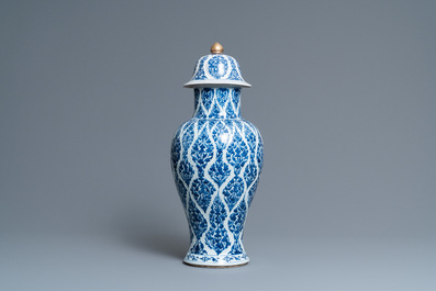Een Chinese blauw-witte dekselvaas, Kangxi
