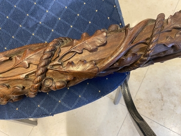 Een mahoniehouten bootsmast met eikenranken, Frankrijk of Itali&euml;, 18e eeuw